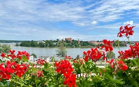 Artystyczna przestrzeń z widokiem na jeziora